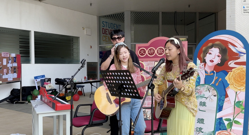 同学在「Sing to U」 Busking环节自弹自唱经典广东歌，探讨广东歌的韵味与文化。
