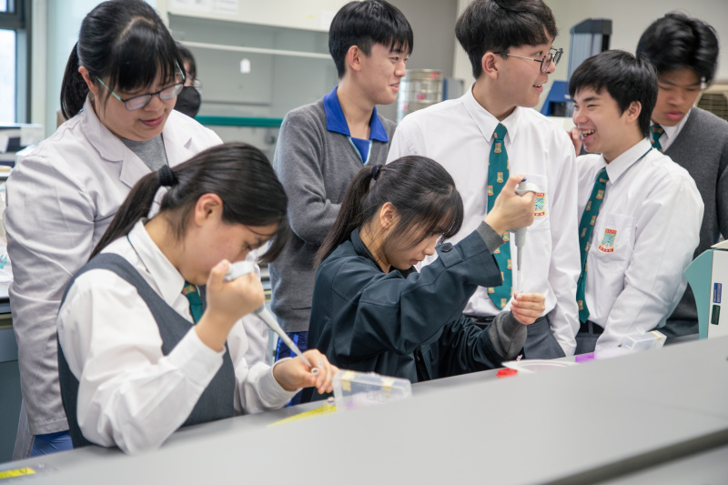 同学即场收集自己的脸颊细胞，透过收集样本及实验去分析生物分子。