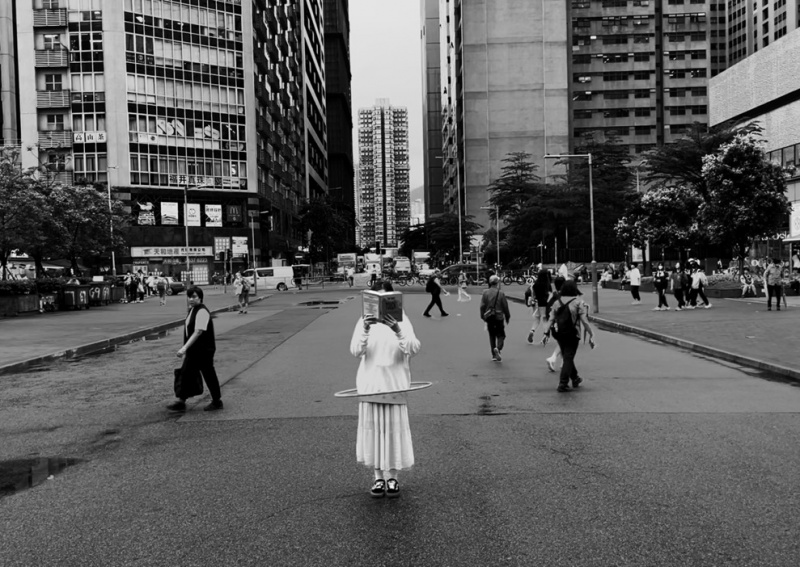 黃沛如同學的作品《社交距離》獲藝術院頒發「金船獎（影像藝術）」。她以鋼絲和呼啦圈爲自己打造出一個私人空間，希望保持與別人遠一點的社交距離。