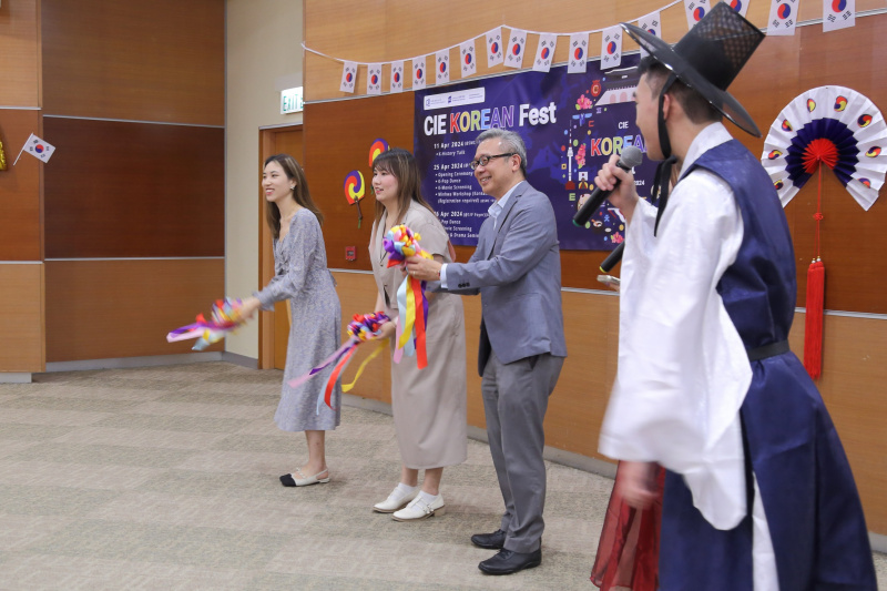 浸大国际学院署理总监钟志杰教授与驻香港韩国文化院代表以抛韩式花球仪式，为「CIE韩国文化祭」揭开序幕。
