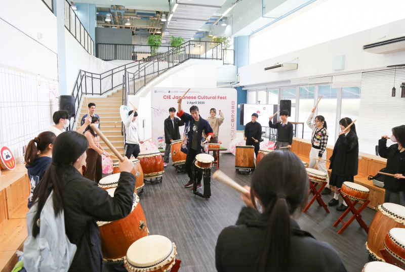 川田貞一先生與激鼓樂社成員帶領同學們敲打和太鼓，激昂的演奏為現場注入活力。
