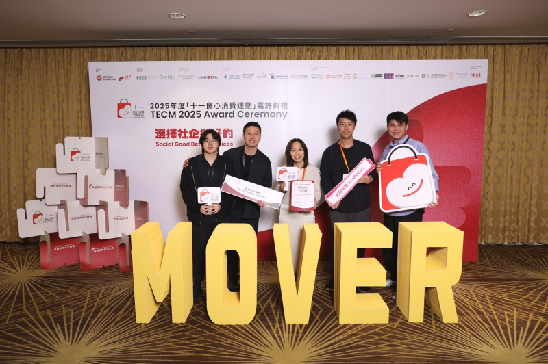 颁奖礼上曾博士巧遇两位于社福界服务的校友Jack 和 Nick，而Yale是现时于CIE修读市场学商学士学位课程的同学，并于Jack的机构实习，典礼当天于会场帮忙。