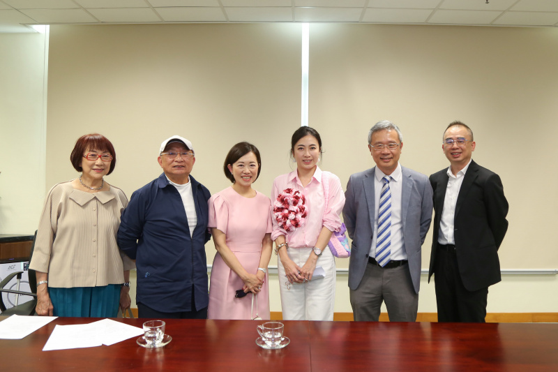 劉太與浸大國際學院署理總監鍾志杰教授（右二）、浸大校友事務處總監李惠儀博士（左三）、浸大國際學院綜合傳播管理學社會科學學士（榮譽）學位課程總監曾良倫博士（右一）、社企好聲多媒體有限公司副主席葉潔馨女士（左一）及浸大傑出校友兼國際學院顧問蕭潮順博士（左二）合照。