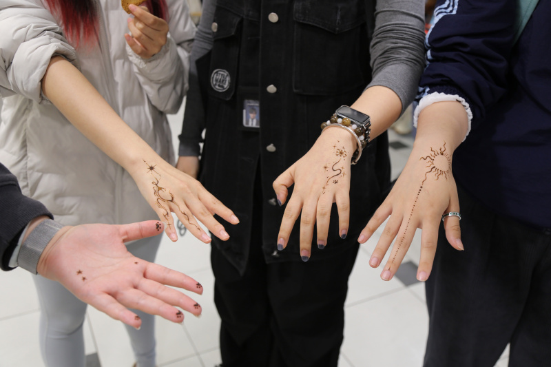 Henna彩绘体验异国艺术的细腻美。