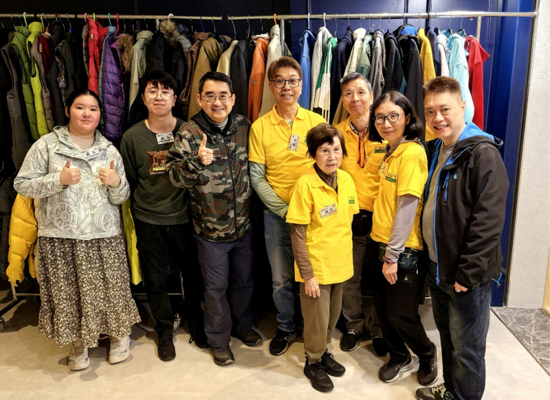 商学部讲师徐志强博士带领同学继续响应「爱心寒衣转赠行动」，为社会上有需要人士带来温暖。