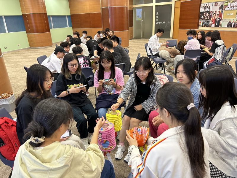 同学分组进行问答游戏及猜灯谜，现场气氛一片欢乐。