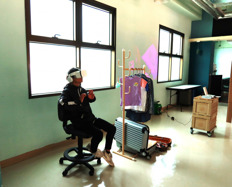 「依正念感應館（Empathy Spot）」流動展覽，同學透過VR處境體驗，感受故事主角的內心世界。