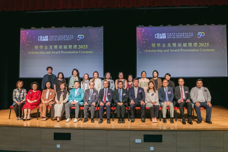 鍾志杰教授（前排中）與一眾教職員代表感謝各獎學金贊助人多年來的支持，讓學院為社會培育更多優秀人才。