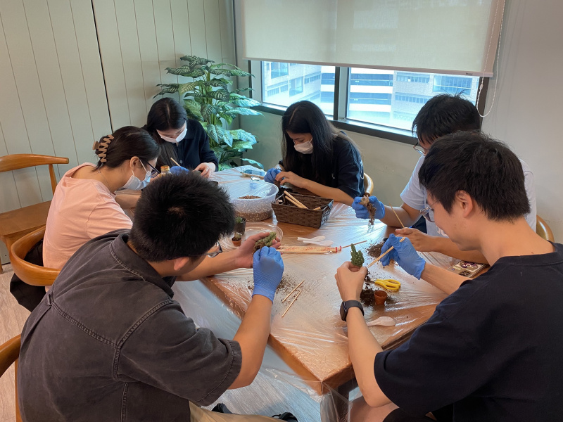 同學透過照料植物反思自我照顧的重要性，同時享受大自然的美好，為生活注入一份正能量。