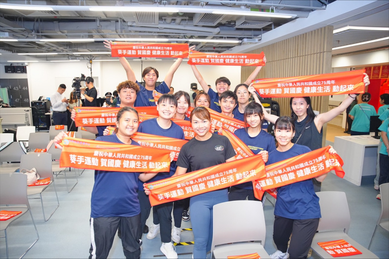 同学多次参与社区康体活动，去年在葵青区体育节与「牛下女车神」李慧诗一同示范毛巾操。