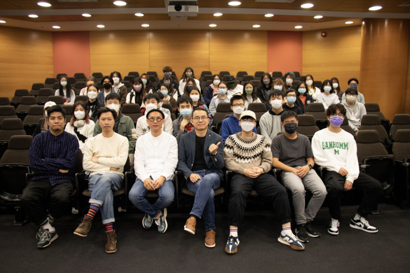 钟燕齐先生(左三) 除丰富同学的艺术和设计知识外，也激发了他们对本地文化的视野。