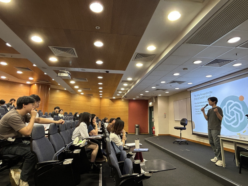 Dr. Pak Hang Wong, Assistant Professor from the Department of Religious & Philosophy, HKBU shared his insights on the potential risks of adopting ChatGPT. Students had an in-depth discussion with Dr. Wong after the lecture. 