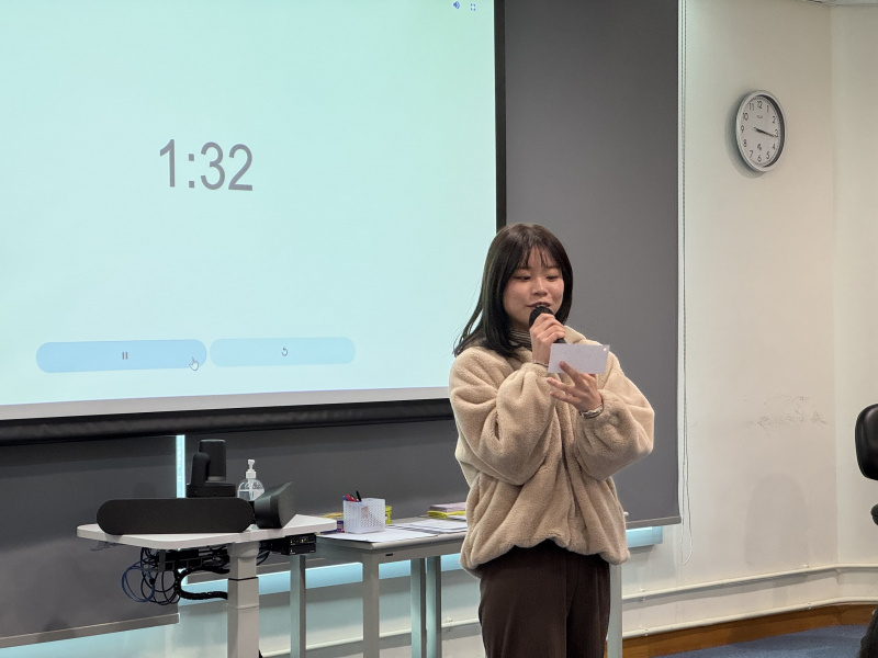 同学在训练中要轮流介绍自己的伙伴。