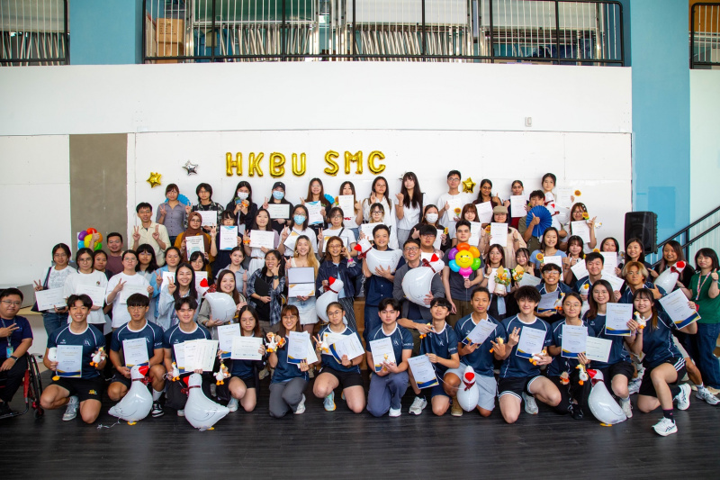 SDC頒發證書予近百位同學，表揚他們於過去一年積極參與各項文化、藝術及領袖訓練活動，展現非凡領袖潛能。