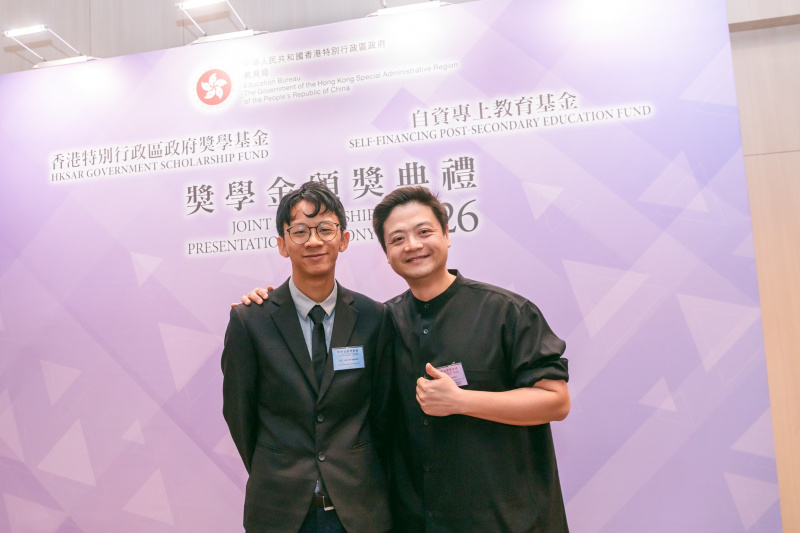 獲頒「展毅獎學金」的環境及資源管理社會科學學士（榮譽）學位課程的柳樂浠同學與李澤沛博士合照。