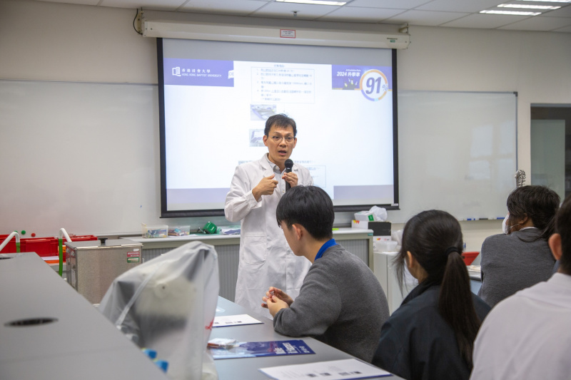 讲师李富华博士向同学讲解如何使用生物科技的分离技术。