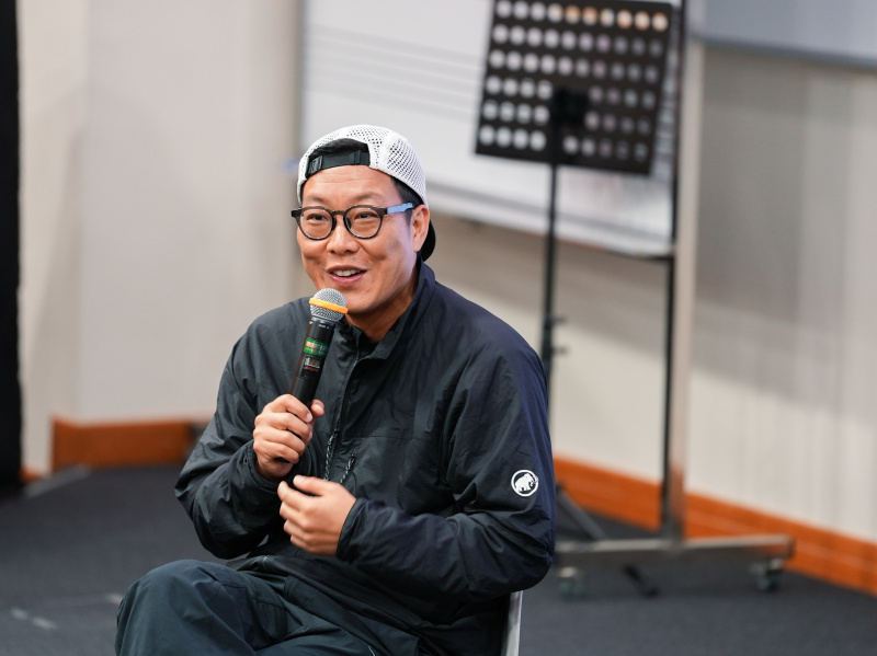 東方昇以過往作品為例，分享他在創作過程中的心路歷程。