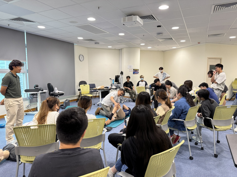 國際學院同學參加急救證書課程，在30小時的訓練內學習急救處理方法。