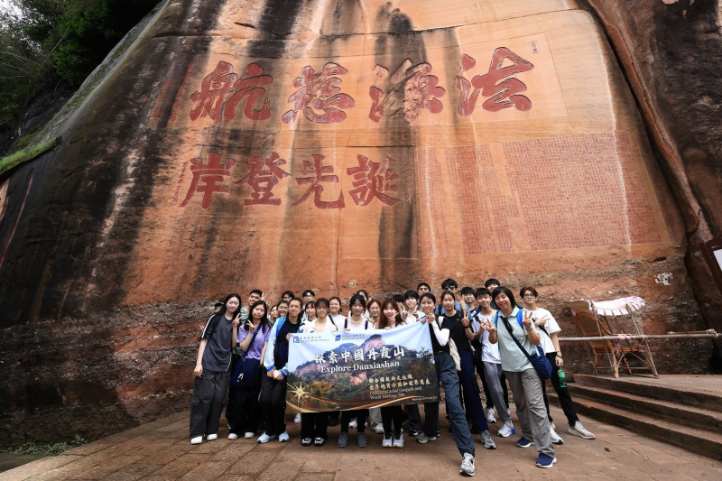 丹霞山的摩崖石刻因其高度的历史价值，被列为国家重点文物保护单位。