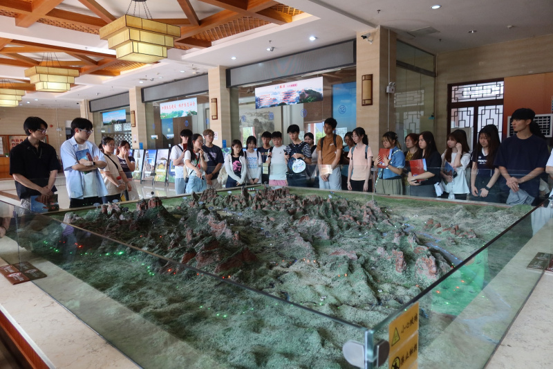 学生们参观丹霞山地质博物馆，进一步了解其地貌和景观的形成。