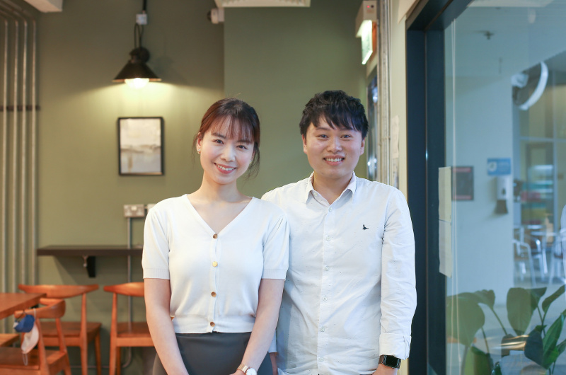 香港浸会大学心理学社会科学学士（荣誉）学位课程毕业生马志辉(Ivan)(右)及曾晓苓(Vivian)(左)