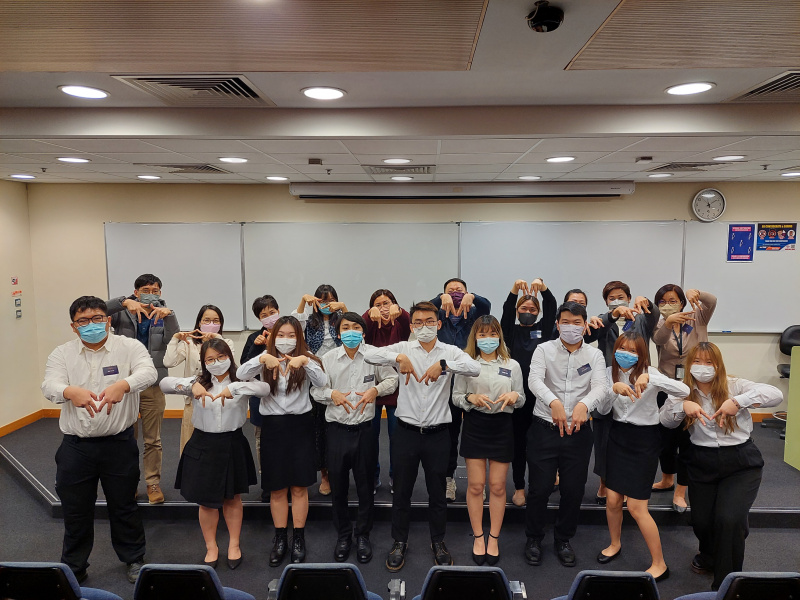 国际学院讲师与职员出席学生学会就职典礼，一同展示代表Miracle的M字手势。