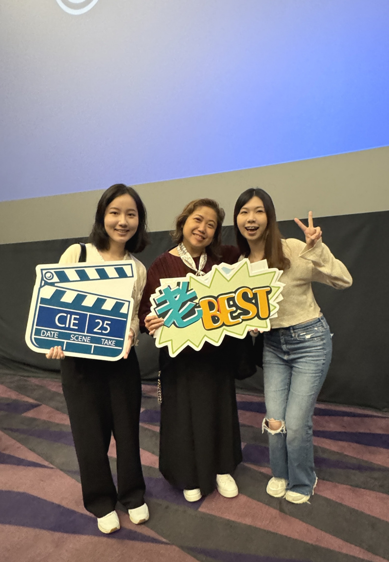 校友紛紛在放映前後與昔日任教的老師合照留念，珍惜相聚的時光。