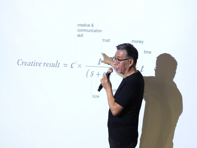 本地著名設計師余志光以「設計方程式」向同學解釋創意需要的條件。