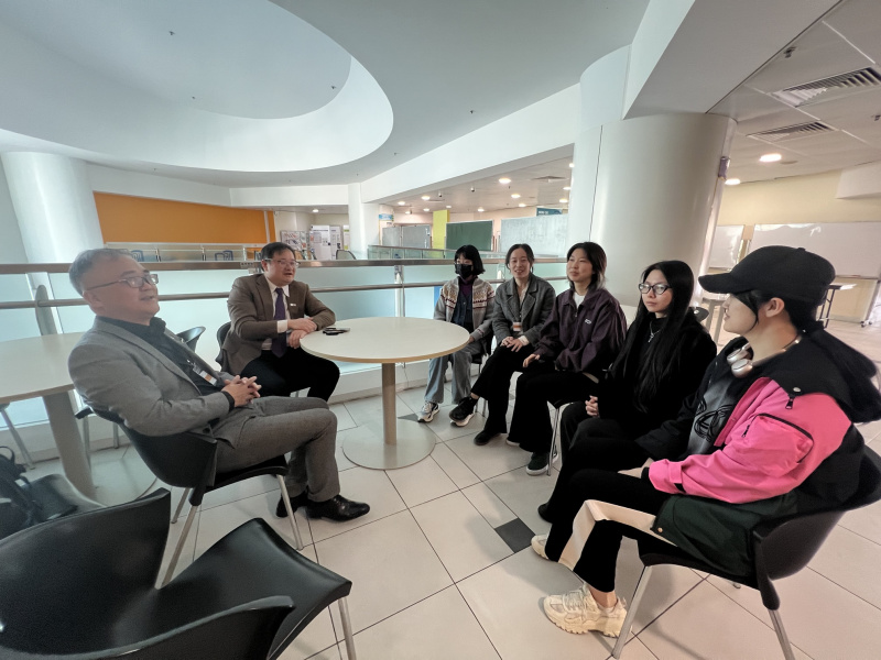 参观期间，学院代表遇见温影旧生，同学更畅谈在浸大国际学院的学习体验。