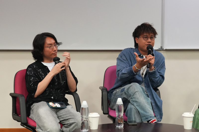两位嘉宾笑谈如何从资料搜集做起，拿捏短片节奏、观众口味、对白长短，开创平台独有的风格。
