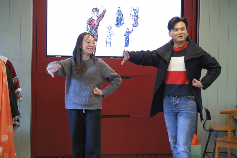 龙玉声先生与同学互动，展示中国戏曲中不同台步的走法。 