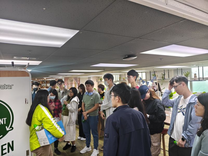 屈臣氏集团可持续发展总部的代表为同学讲解企业在水资源保护、减碳创新技术及社会责任方面的策略与成果。