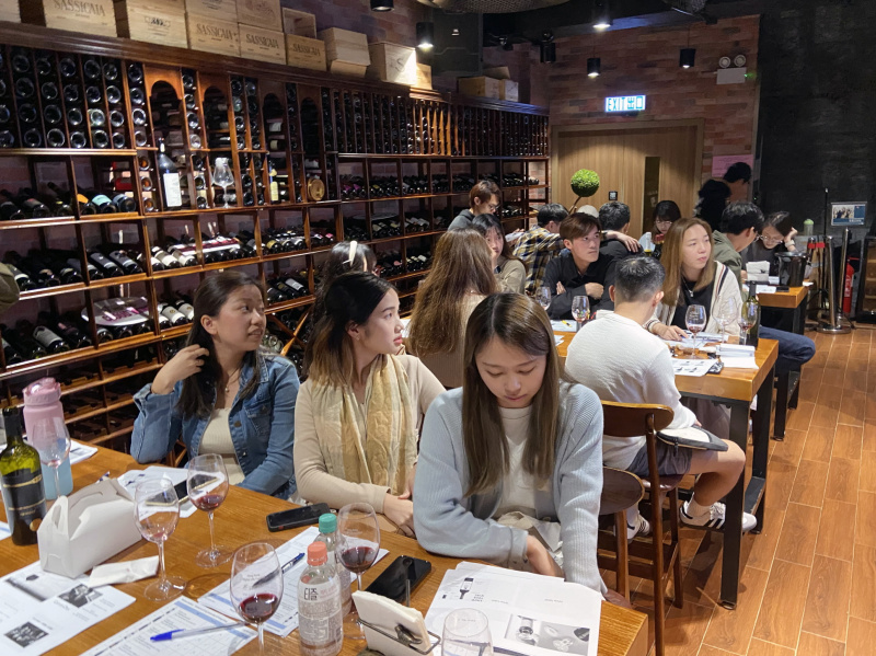 同學從工作坊中學識品酒技巧，以及社交場合的各項規矩和禮節，