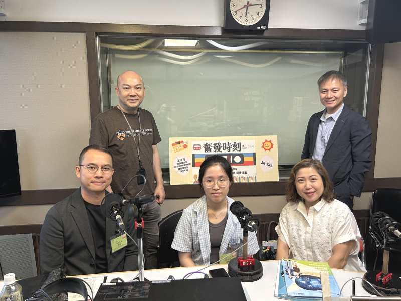 （上）節目主持人鍾傑良先生、學友社學生輔導顧問吳寶城先生 （下）CIE傳理學部主管謝瑋陞博士、傳理學副學士二年級江晴怡同學、人文及語言學部高級講師暨入學委員會主席鄭瑞琴博士