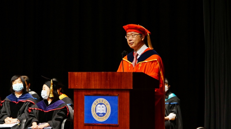  浸大持续教育学院院长钟志杰教授鼓励同学敢于怀抱盼望和理想，面对逆境迎难而上。