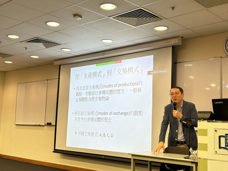 Scholar from the University of Tokyo discusses political philosophy theory with students 