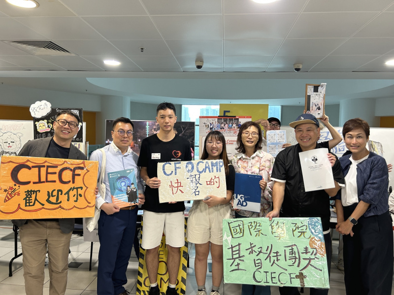 浸大校牧余仕揚牧師（左二）、浸大持續教育學院副院長暨國際學院署理總監李南玉博士（右三）、國際學院副總監（學生事務）鄭嘉麟博士（左一）及國際學院副總監（行政）楊詠珊女士（右一）參觀由學會及興趣小組預備的迎新周宣傳攤位。