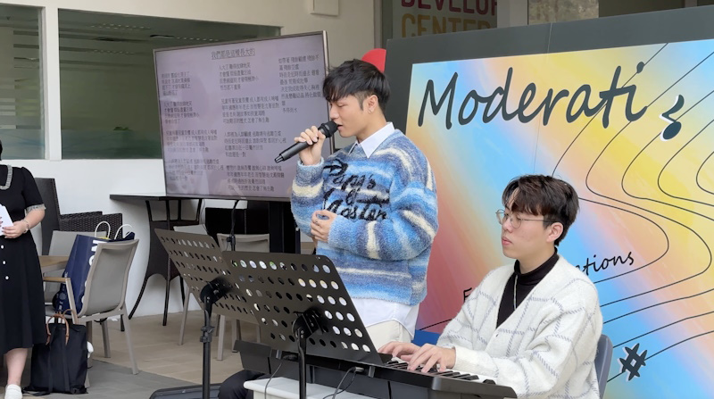 男聲室樂合唱團「Moderati」以歌聲與同學分享性別認同議題。