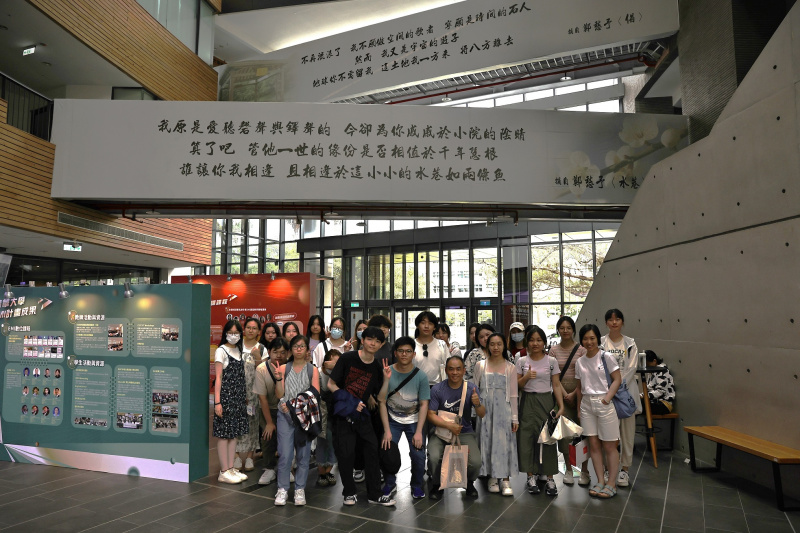 考察团在国立清华大学总图书馆留影。