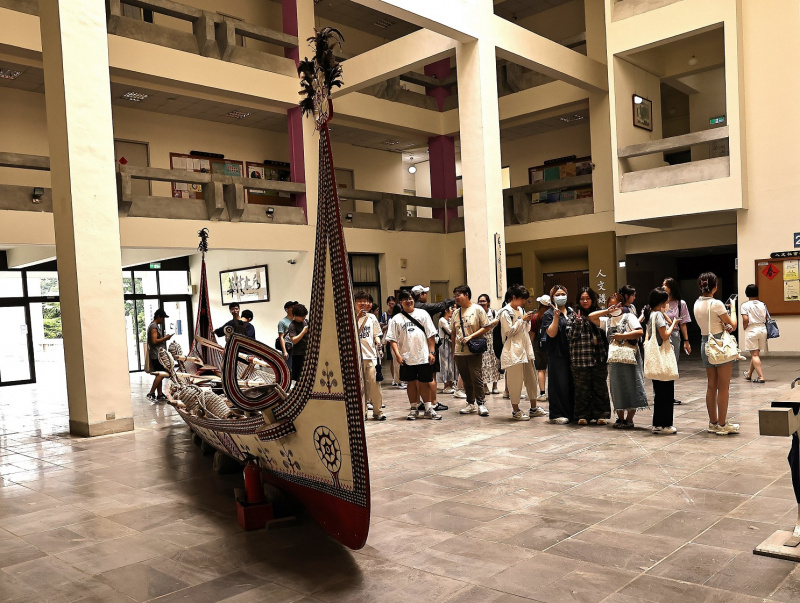 同学参观国立清华大学和国立阳明交通大学两校的图书馆和校史馆，游走环境优美的校园。