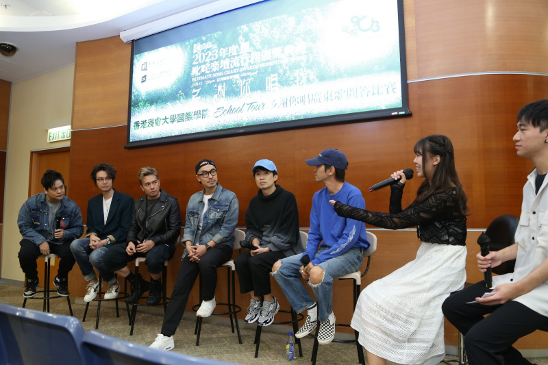 商业电台DJ主持占与Donald，以及乐队Dear Jane 四位成员Tim、Howie、Jackal和Nice，与现场同学互动，分享自己在学时期的校园生活。