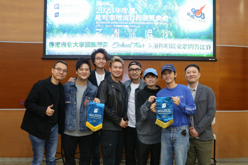 国际学院副总监（学生事务）郑嘉麟博士（右）及传理学部主管谢玮升博士（左）致送纪念品给嘉宾。
