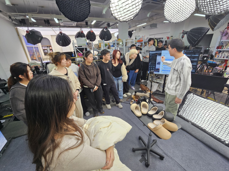 同学早前前往杭州进行商务学术交流，参观了多间大型企业，了解电子商贸的发展。