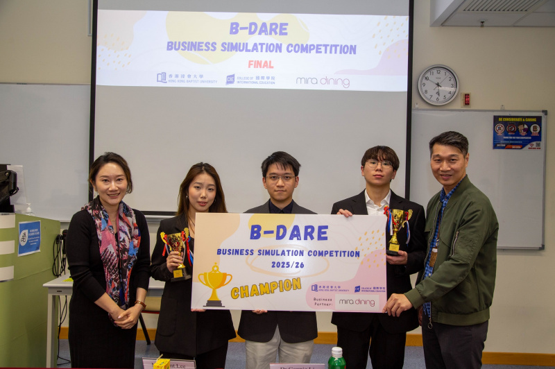 The judges, Dr Connie Li (left 1st), Assistant Director of General Education Office at HKBU, and Mr Grant Lee (right 1st), Director of Food and Beverage at Mira Dining, presented the prize to the Champion team.