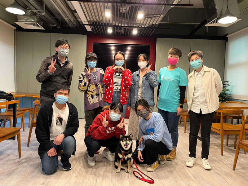 同学透过Comfy Hours with Dogs活动与治疗犬相处以舒缓学习的压力外，还可以跟狗只一起练习静观。