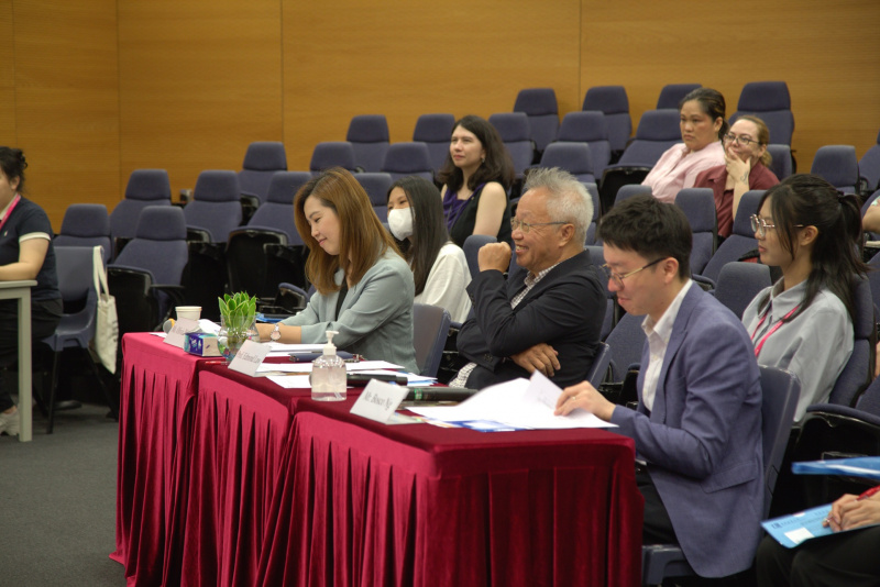 The panel praised the high calibre of the presentations and offered practical advice to the participants. 