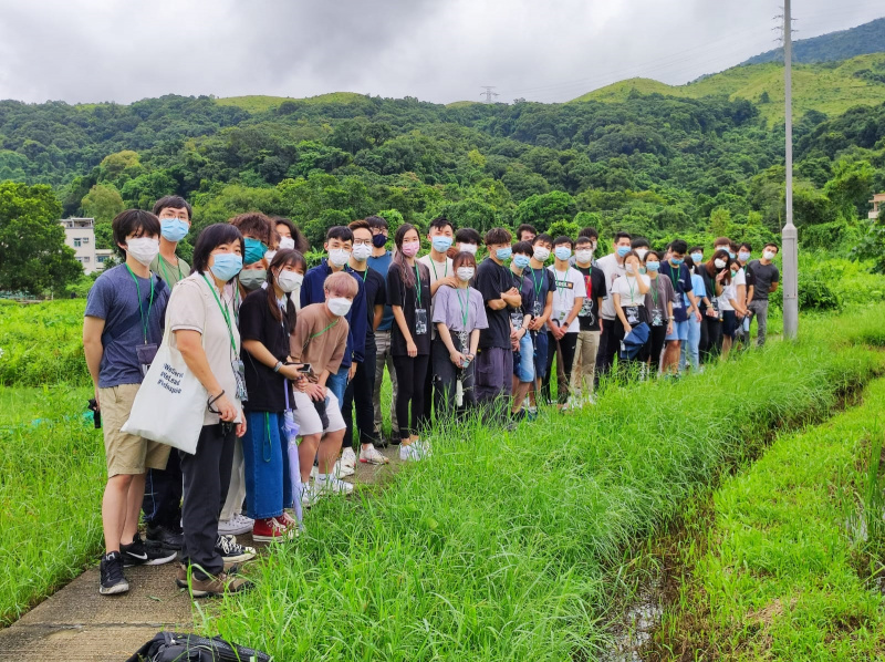 浸大国际学院「地理及资源管理」专修学科统筹主任胡丽恩博士亲身带领该专修学生于林村多条乡村进行考察及问卷调查。