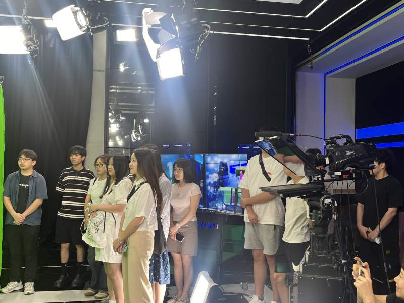 同学们表示很高兴能参观台北著名的镜电视新闻台（MNEW），并在摄影棚中与当地新闻专业工作者进行交流。