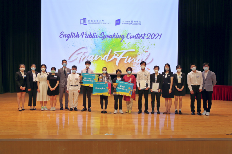 比赛评判香港讼辩培训学会副主席王永恺先生（左五）、浸大语文中心高级讲师陈美宝博士（右四）及浸大国际学院人文及语言学部副课程总监  Dr. Theresa Cunanan （右七）与得奖者及参赛同学合照留念。
