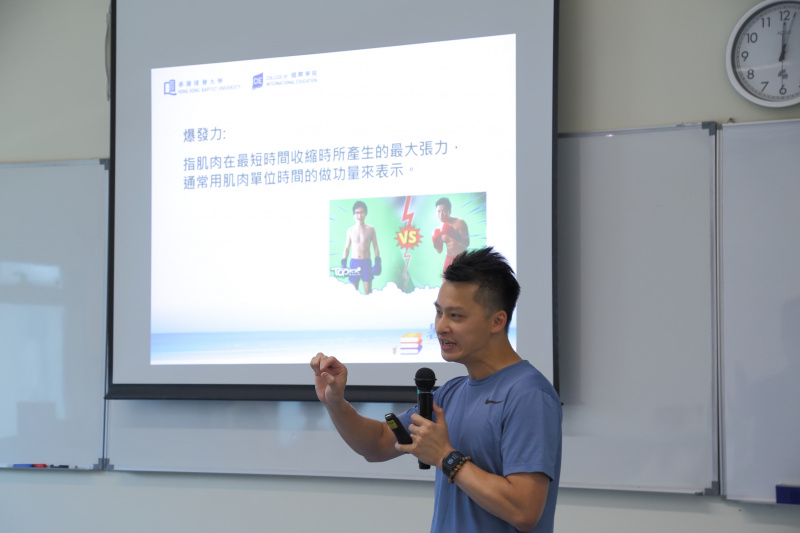 讲师在「社会科学学部」的工作坊中讲解各项量化个人体格的测量法。